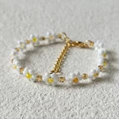 ハンドメイドビーズブレスレット【デイジー・ホワイト×イエロー】花モチーフのサムネイル
