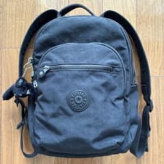 Kipling ブラックリュック　ゴリラチャーム付きのサムネイル