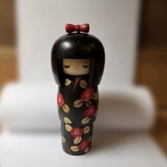 椿柄 こけし 黒 おかっぱ 創作こけし 創作人形 民芸品 郷土民芸品