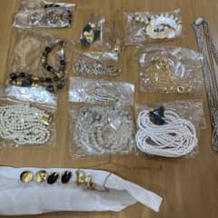 ネックレスとブレスレットのセットのサムネイル