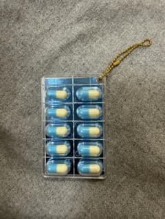 薬 キーホルダー ガチャガチャ 青 カプセル剤のサムネイル