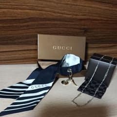 GUCCI ロングネックレスとチャーム付シルクアクセサリースカーフのサムネイル