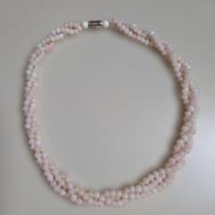 淡いピンクの3重ビーズチョーカー