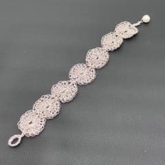 【金属に見える糸】あたかも 使用 モチーフ編みブレスレット／パール留め シルバー