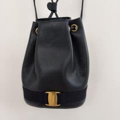 フェラガモ Salvatore Ferragamo ヴァラ 巾着 リュック紺 - メルカリ
