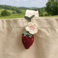 ハンドメイド　かぎ編み　いちご　キーホルダーのサムネイル