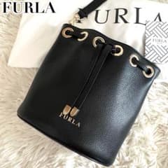 極美品　FURLA フルラ　ラウンド　レザーショルダー　黒 極美品 FURLA フルラ ショルダーバッグ 斜め掛け レザー アーチロゴ