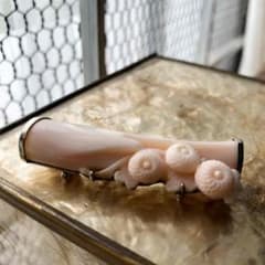 古物 本珊瑚 菊の彫りの帯留めのサムネイル