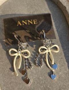 ゴールデンウィークセールANNE 韓国風　リボン型ピアス アイボリーのサムネイル