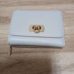 ホワイト 二つ折り財布 ゴールド金具のサムネイル