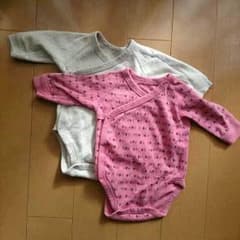 ユニクロの長袖ロンパース2組  ☆  肌着のサムネイル