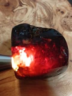e*0様 天然琥珀 ブルーアンバー 原石 約13g ワインレッド UV青色蛍光のサムネイル