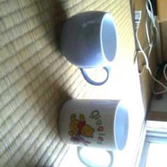 プーさんのコップとコーヒーカップのサムネイル