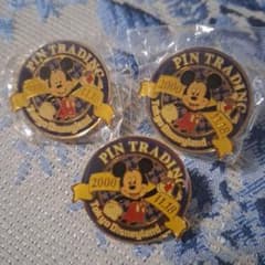 ☆週末セール☆ ミッキーマウス ピンバッジ 2000年11月18日 3個セット