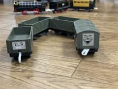 プラレール トーマスシリーズ 積み荷付 いたずら・いじわる貨車 4両セットのサムネイル