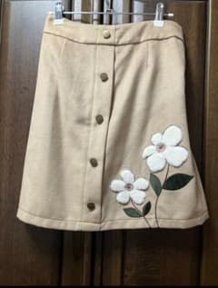フラワー刺繍 ベージュ タイトスカート【新品未使用タグ付き】のサムネイル