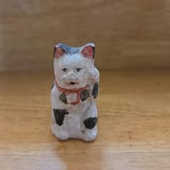 希少】招き猫 戦前・昭和レトロ 古い招き猫の土人形（高さ約6cm） 骨董