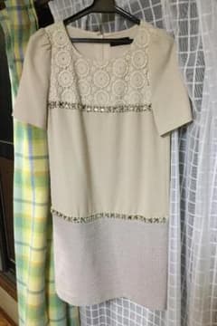 美品☆ジャスグリッティー ビジュー切替ウールワンピースのサムネイル
