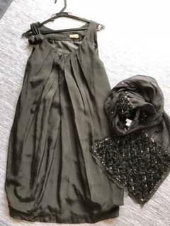 黒のワンピースとストールのセットのサムネイル