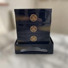 未使用　漆塗り重箱 黒 赤内側 金色紋様　丸に違い鷹の羽 未使用 漆塗り重箱 黒 赤内側 金色紋様 丸に違い鷹の羽 - メルカリ