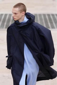 HOMME PLISSÉ ISSEY MIYAKE 2025ss カイトコートのサムネイル