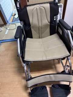 KADOKURA 介助用車椅子 ベージュと黒 チャップス KADOKURA 介助用車椅子 ベージュと黒 チャップス - メルカリ
