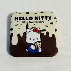 ハローキティ 50周年記念 缶バッジ　ポチャッコ　サーティーワンのサムネイル