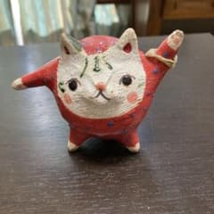 赤い猫の陶器フィギュア　小室幸雄さんのサムネイル