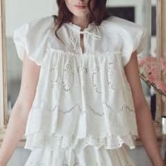 ✨未使用級✨THETOE Freesia Blouseのサムネイル