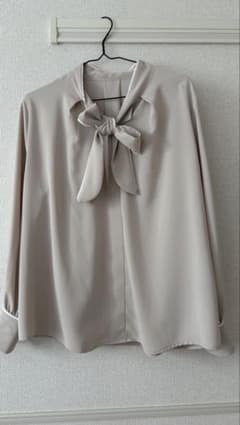 【momomo様専用】CLOSSHI ボウタイブラウス 長袖 ベージュ Mのサムネイル
