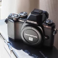美品！ OLYMPUS オリンパス ＯＭ-D E-M10  ボディ 　 付録つきのサムネイル