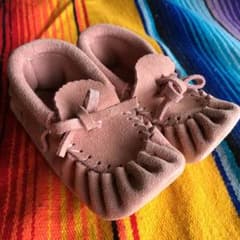 ★新品未使用★ ベビー モカシン 本革 レザー ピンク カナダ製 女の子のサムネイル