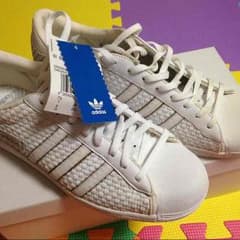 adidas スニーカーのサムネイル