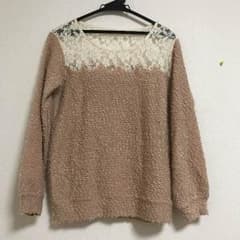 肩のレースとピンクが大人可愛いニットのサムネイル