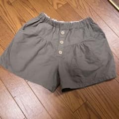 BeBe Swiss ボタン付きカーキ半ズボンのサムネイル
