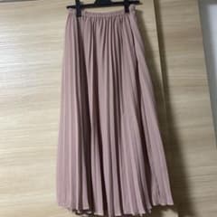淡いピンクのプリーツスカートのサムネイル
