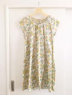 ナチュラル花柄ワンピースのサムネイル