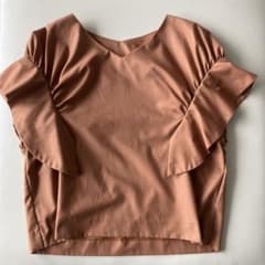 SHE MO SHELLY シーモシェリー　茶半袖フリルトップス　上品のサムネイル