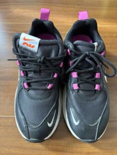 NIKE スニーカー 23cm ブラック ピンクのサムネイル