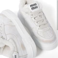 お値下げ中！miu miu ファー付きホワイトスニーカー - メルカリ