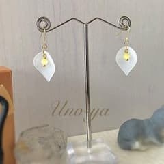 イエロージェイドの花びらピアスのサムネイル