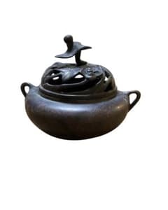 骨董品 鼈甲アンティーク小物入れ 花・四隅葉 鋳物製 香炉 葉と花の透かし彫り蓋付き アンティーク 骨董品 - メルカリ