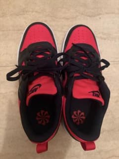 Nike 赤黒 スニーカー ローカットのサムネイル