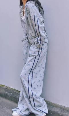 SNIDEL UVスウェットワイドパンツ　パーカーセットアップFLOWERのサムネイル