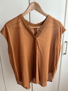 バックボタン ノースリーブ ブラウス キャメル