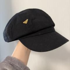 黒のキャスケット 金色ハートピン付きのサムネイル