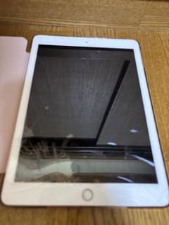 iPad 第6世代 32GB ゴールド 画面割れあり ケース付き - メルカリ