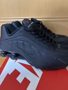 NIKE SHOX R4 トリプルブラック スニーカー　テック系　Y2K NIKE SHOX R4 トリプルブラック スニーカー テック系 Y2K - メルカリ
