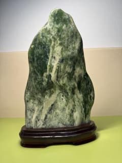 翡翠の自然石彫刻 木製台座付き 約30cmのサムネイル