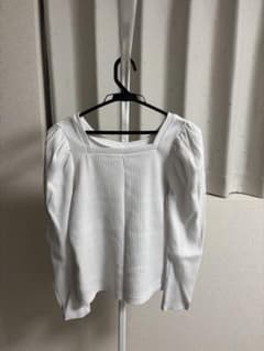 【値下げしました】GU　ホワイトスクエアネック Tシャツのサムネイル